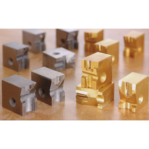 Como a tecnologia de processamento afeta a vida útil dos moldes de aço de tungstênio?